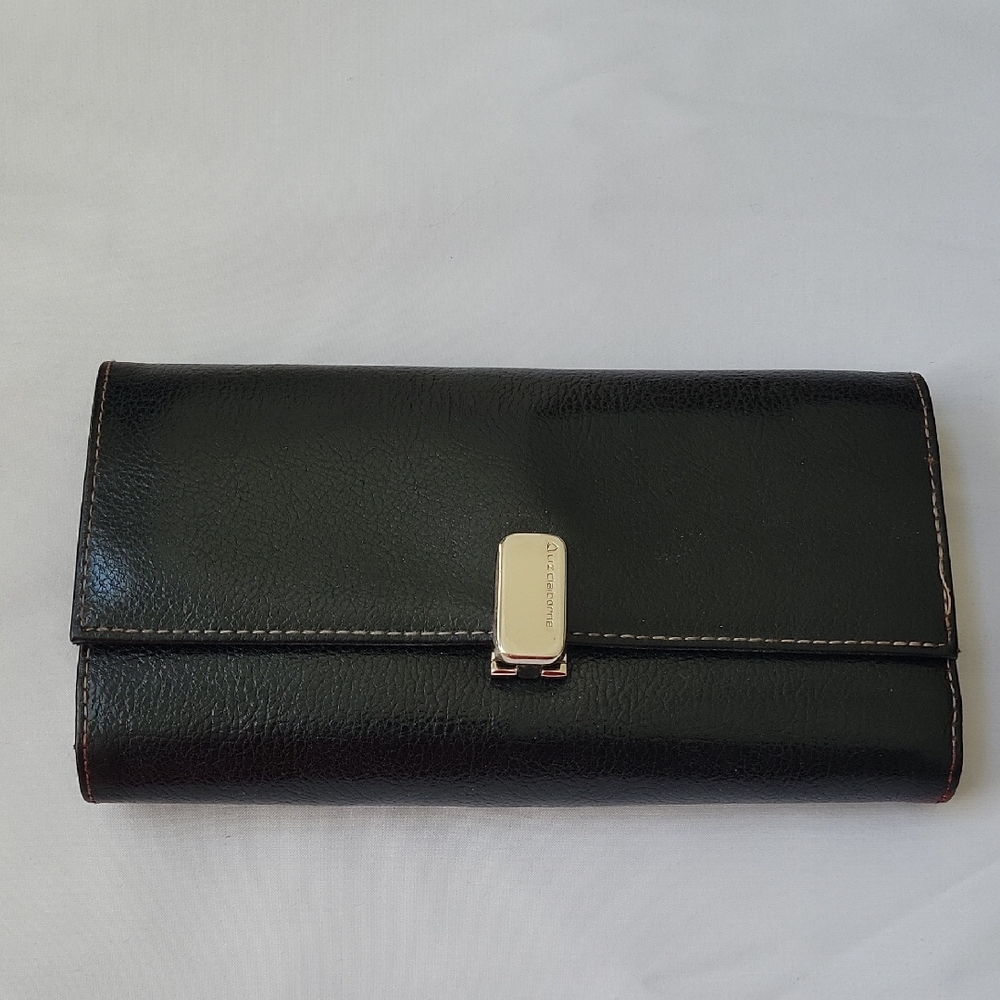 Liz Claiborne Classic Black LeatherTri-fold Wallet